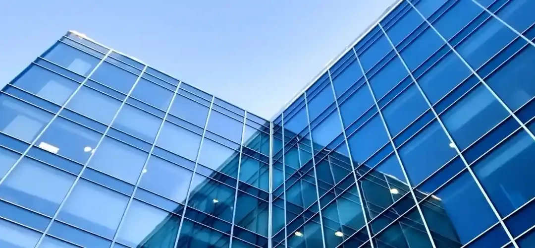 Ahorra energía con láminas de control solar para empresas y oficinas